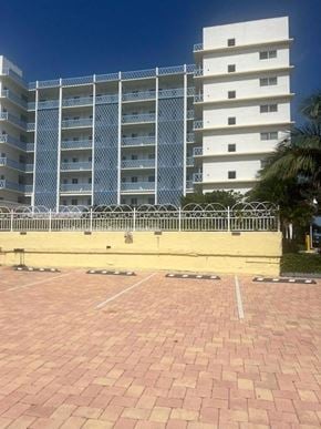 Hollywood apartment for rent - an empty parking lot in front of an apartment building