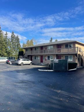 Everett apartment for rent - A parking lot with a building and cars.
