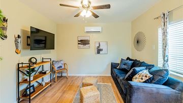 Albuquerque apartment for rent - A living room with a blue couch and a ceiling fan.