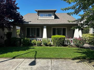 Medford house for rent - a house with a lawn in front of it