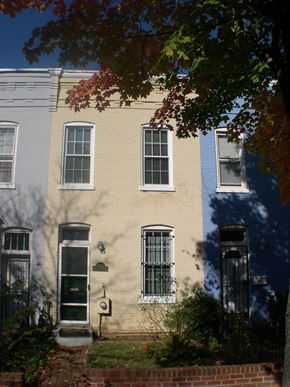 Washington apartment for rent - A row of three houses with different colored siding.