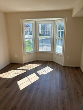 Vienna apartment for rent - A room with a large window and wooden flooring.