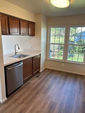 Vienna apartment for rent - A kitchen with wooden cabinets and a stainless steel dishwasher.