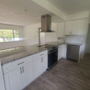 Lakeland apartment for rent - A kitchen with a granite countertop and stainless steel appliances.