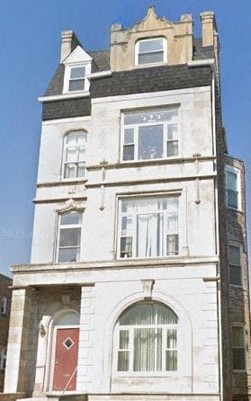 Chicago apartment for rent - A white building with a red door and windows.