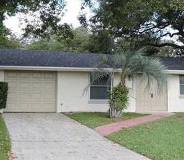 Lakeland apartment for rent - a white house with a palm tree in front of it