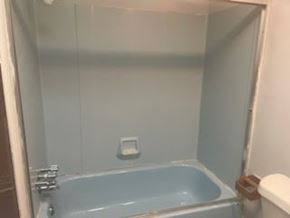 Chester apartment for rent - A small blue bathtub in a bathroom.