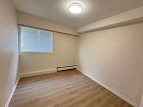 Victoria apartment for rent - A room with a window and a bench.