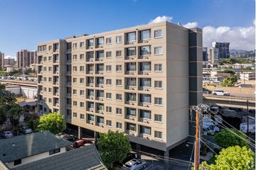 Honolulu apartment for rent - the building in which the hotel is located