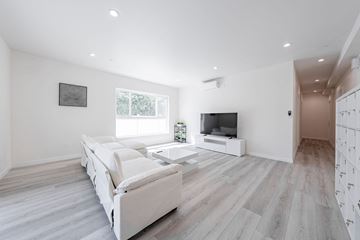 Los Angeles apartment for rent - a living room with a couch and a tv