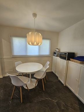 London apartment for rent - A dining room with a white table and chairs.