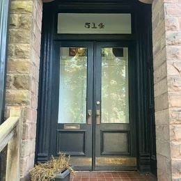 London apartment for rent - The front door of a building with the number 514 on it.