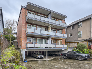 Seattle apartment for rent - the apartment has a balcony and a parking lot