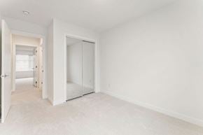 Calgary house for rent - an empty bedroom with a mirrored closet door