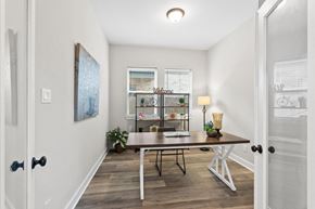 Richmond house for rent - A dining room with a table and chairs.
