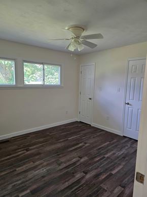 Mayslick house for rent - A room with a ceiling fan and wood flooring.