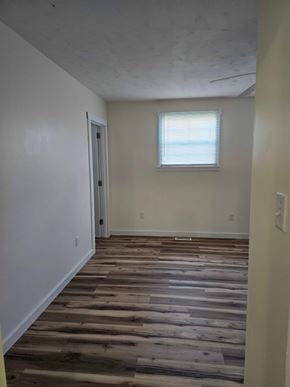 Mayslick house for rent - A room with wooden flooring and a window.