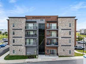 Middletown apartment for rent - A building with the name Summerton East on it.