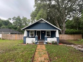 Palatka house for rent - A blue house with a white door and windows.