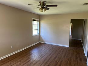 Palatka house for rent - A room with a ceiling fan and a window.