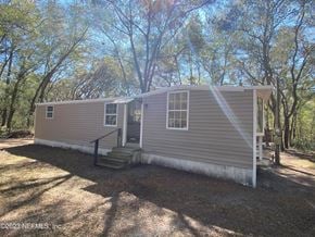 Interlachen house for rent - the exterior of a house with a driveway and stairs