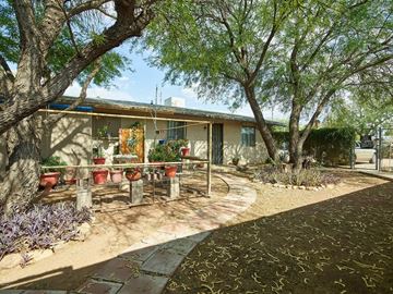 Tucson house for rent - a patio in front of a house with trees