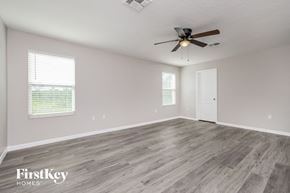 Davenport house for rent - the spacious living room with wood flooring and a ceiling fan
