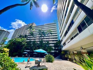 Honolulu apartment for rent - a swimming pool at a hotel in front of a building