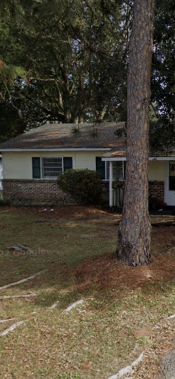 Mobile house for rent - A house with a tree in front of it.