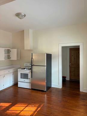Mobile house for rent - A kitchen with a refrigerator, stove, and oven.
