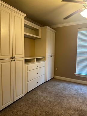 Baton Rouge apartment for rent - A room with a fan and a window with blinds.