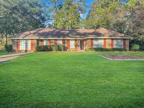 Savannah house for rent - a small brick house with a lawn in front of it