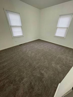 Lima house for rent - A room with carpeted floor and two windows.