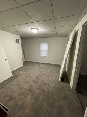 Lima house for rent - A room with a carpeted floor and a window with blinds.