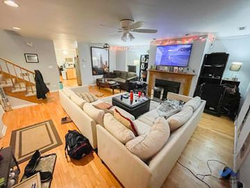 Chicago apartment for rent - a living room with a couch and a tv