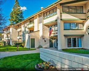 Hayward apartment for rent - A building with a flag on it and a sign that says "BANCO VILLA".