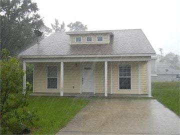 St Augustine house for rent - A small house with a porch and a covered walkway.