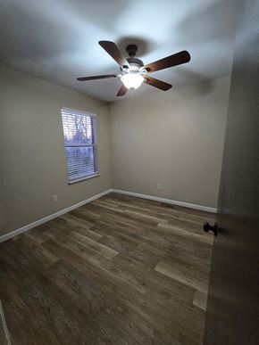 St. Louis house for rent - A room with a ceiling fan and a window with blinds.