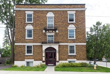 Ottawa apartment for rent - A brick building with a balcony on the second floor.