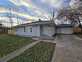 Gary house for rent - A house with a grey roof and a grey garage door.