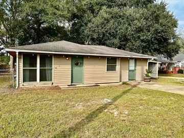 Deridder house for rent - A small house with a green door and a brown roof.