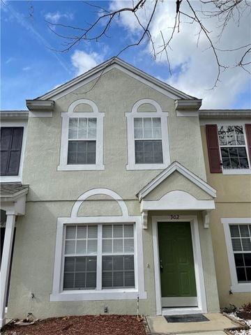 Lake Mary house for rent - A house with a green door and white windows.