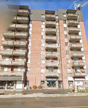 Ottawa apartment for rent - A tall apartment building with a Simok Merter storefront at the base.