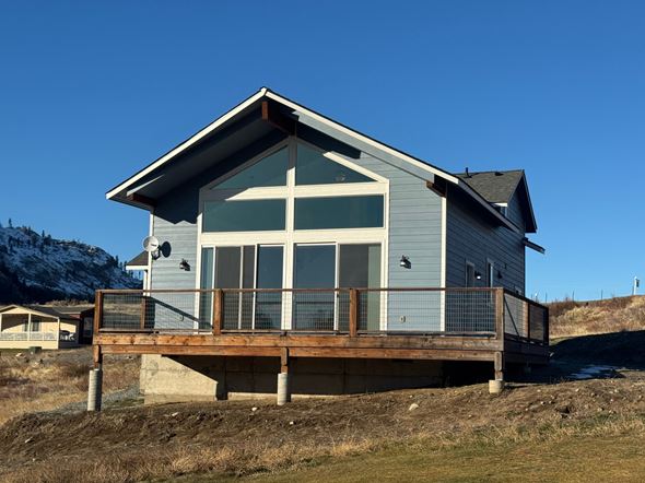 Pateros house for rent - A house with a grey roof and a balcony.