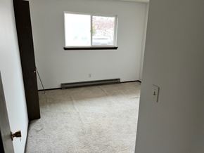 Grandview house for rent - A room with a carpeted floor and a window.