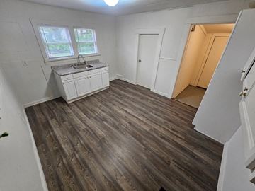 Lima house for rent - A kitchen with a sink and a window.