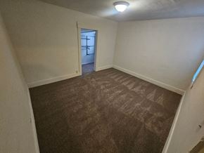 Lima house for rent - A room with brown carpet and white walls.