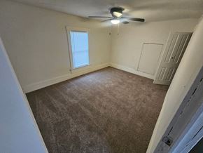 Lima house for rent - A room with a ceiling fan and carpeted floor.