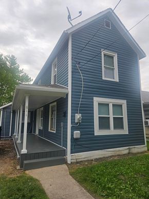 Lima house for rent - A blue house with a white porch.