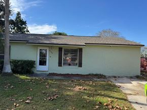 Orlando house for rent - A house with a white door and a window with a black frame.